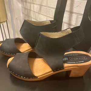 Black Moheda open toe clogs